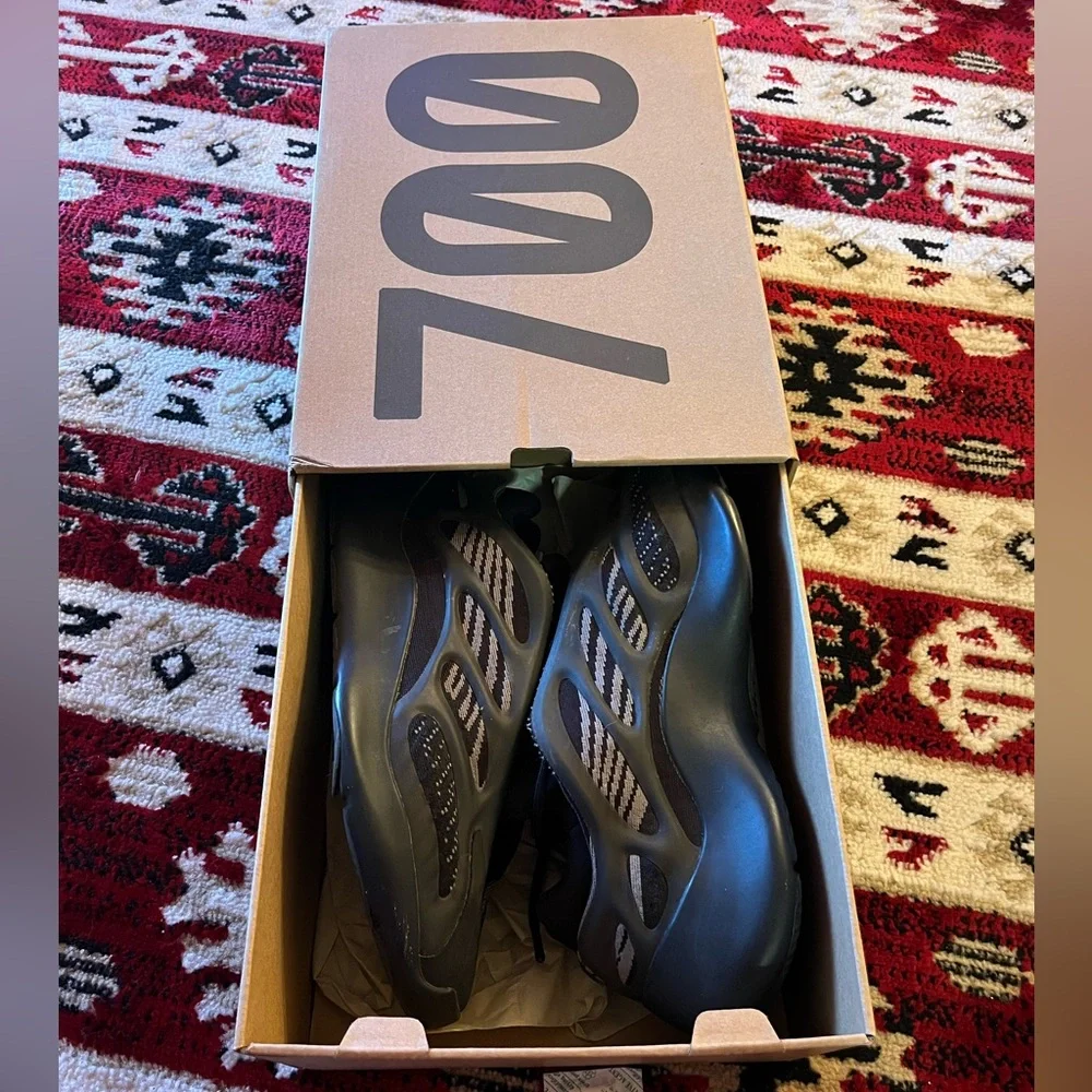 Yeezy 700 V3 - Picture 1 of 2